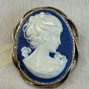 Vintage Cameo Pendant Brooch in Blue and White with Gold-Tone Frame